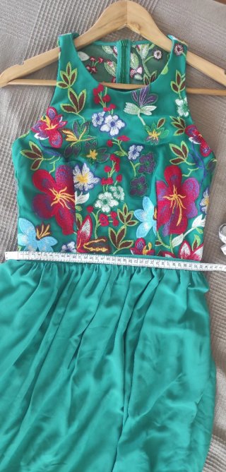 Vestido largo verde bordado floral