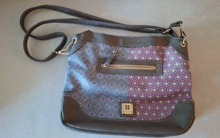 Bolso gris estampado con correa bandolera