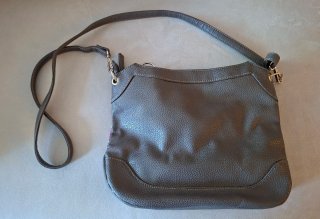 Bolso gris estampado con correa bandolera