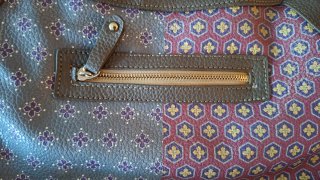 Bolso gris estampado con correa bandolera