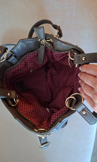 Bolso gris estampado con correa bandolera
