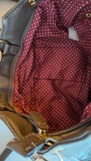 Bolso gris estampado con correa bandolera