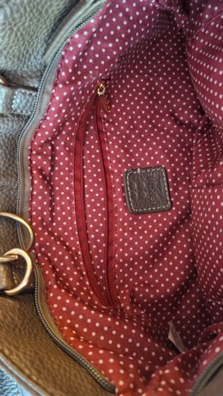 Bolso gris estampado con correa bandolera