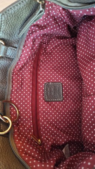 Bolso gris estampado con correa bandolera