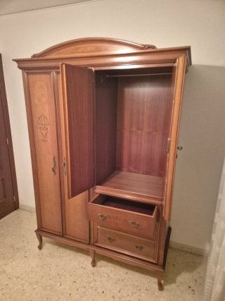 Armario de madera con espejos