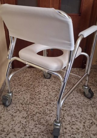 Silla de ducha para mayores con ruedas