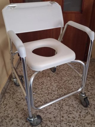 Silla de ducha para mayores con ruedas