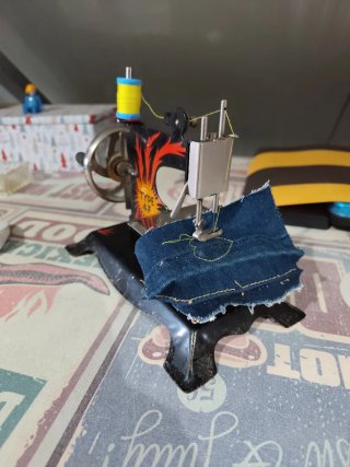 Máquina de coser antigua de viaje