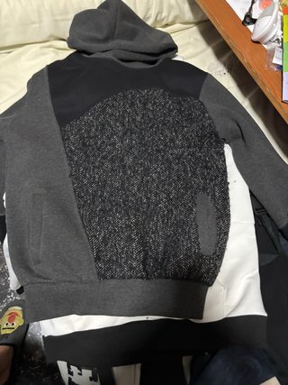 Sudadera con capucha y diseño mixto