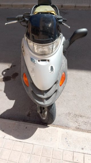 Moto Scooter Gris y Negra