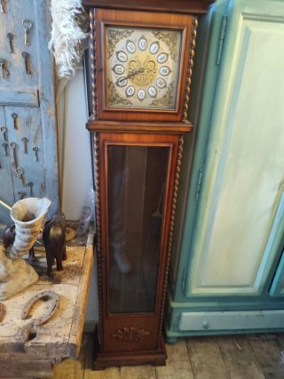 Reloj de pie antiguo de madera y cristal