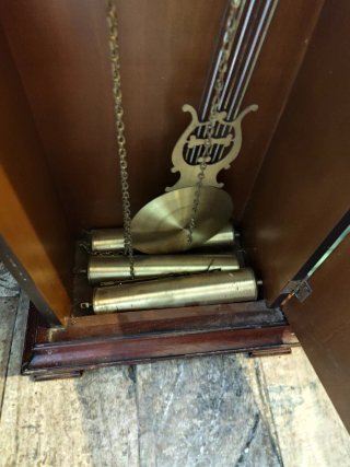 Reloj de pie antiguo de madera y cristal