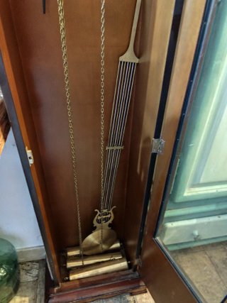 Reloj de pie antiguo de madera y cristal