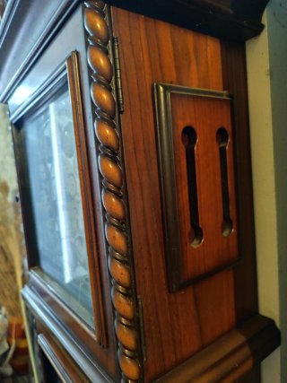 Reloj de pie antiguo de madera y cristal