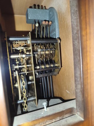 Reloj de pie antiguo de madera y cristal
