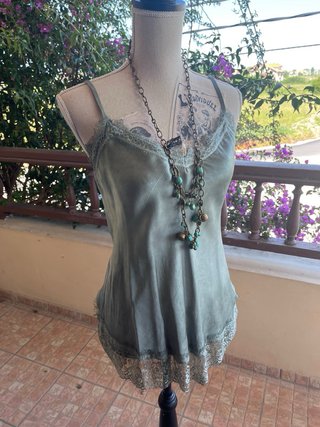 Top lencero verde con encaje