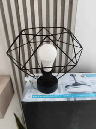 Lámpara de techo moderna negra con bombilla.