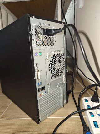 Fujitsu Desktop PC Nero/Rosso