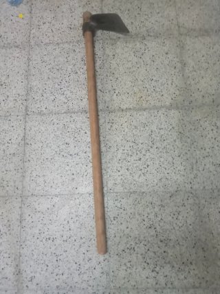 Azada de mano con mango de madera