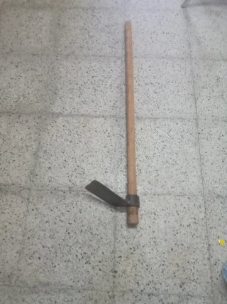 Azada de mano con mango de madera