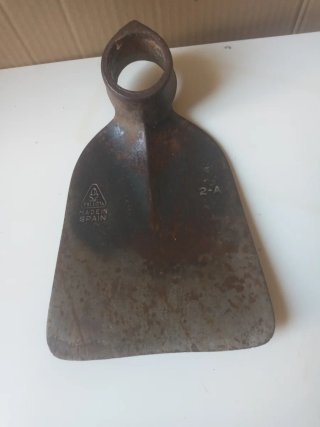 Azada de mano con mango de madera
