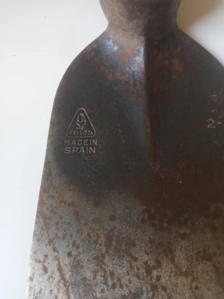 Azada de mano con mango de madera