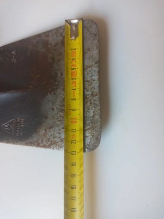Azada de mano con mango de madera