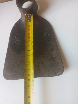 Azada de mano con mango de madera