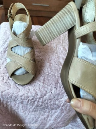 Sandalias Caprice tacón beige mujer