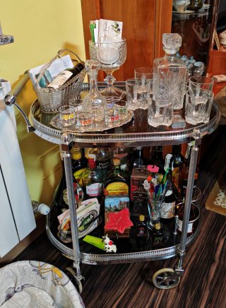Carrito de bebidas de cristal y metal