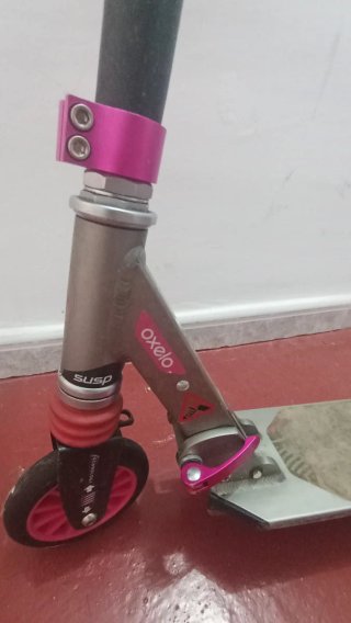 Patinete infantil plateado y rosa.