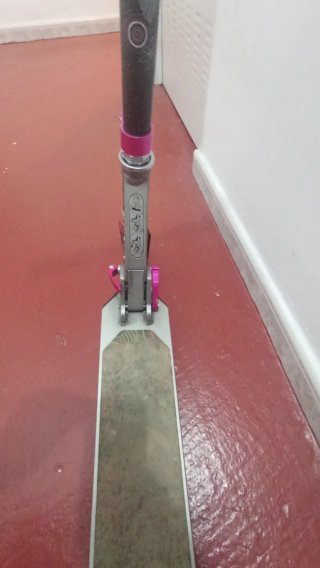 Patinete infantil plateado y rosa.