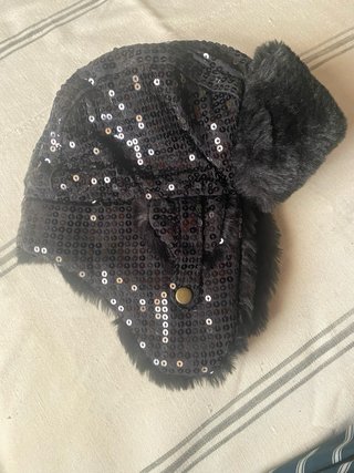 Gorro negro de cine con lentejuelas y pelo