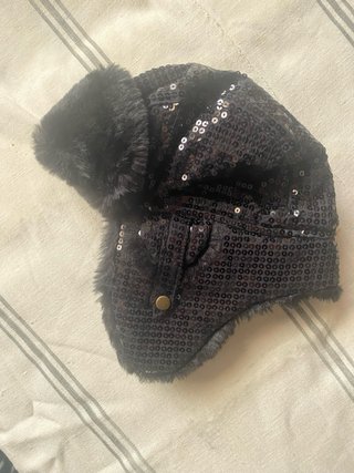 Gorro negro de cine con lentejuelas y pelo