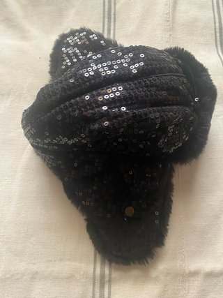 Gorro negro de cine con lentejuelas y pelo
