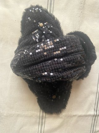 Gorro negro de cine con lentejuelas y pelo