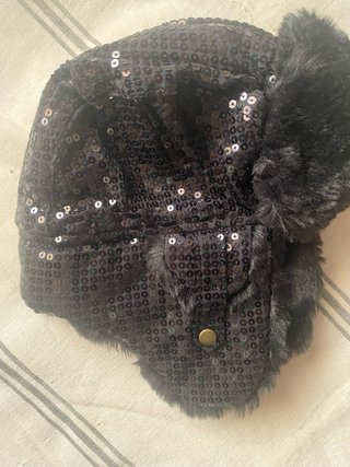 Gorro negro de cine con lentejuelas y pelo
