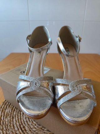 Zapatos de tacón plateados talla 39
