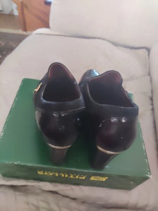 Zapatos negros de tacón con hebillas