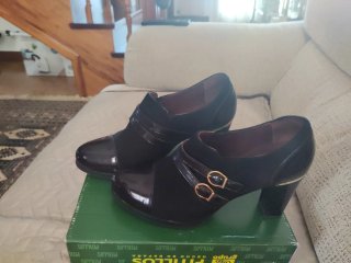 Zapatos negros de tacón con hebillas