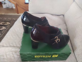 Zapatos negros de tacón con hebillas