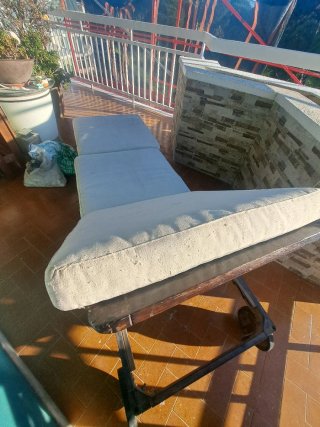 Tumbona de madera y cojines beige