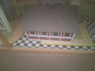 Casa de muñecas con algunas accesorios
