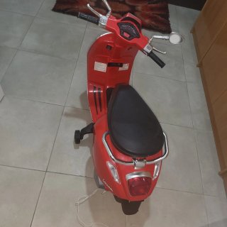 Moto infantil tipo Vespa roja