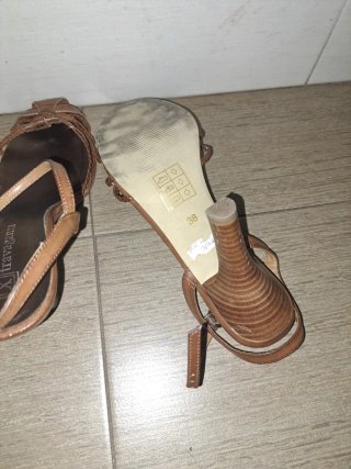 Sandalias tacón 7 cm marrón y dorado