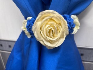 Vestido adolescente azul eléctrico con volantes