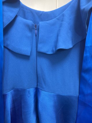 Vestido adolescente azul eléctrico con volantes