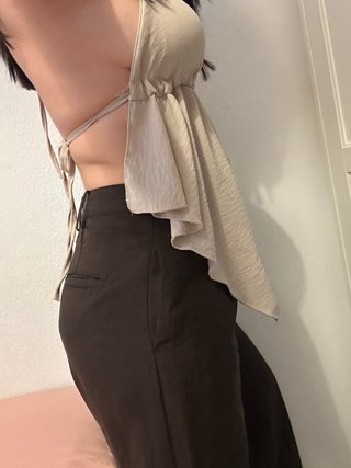 Top beige con etiqueta