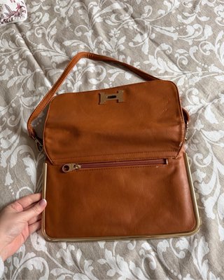 Bolso de mano marrón con detalles dorados