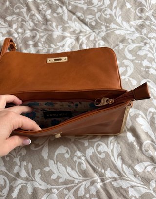 Bolso de mano marrón con detalles dorados